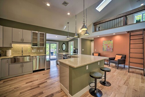 Charming Cottage w/ Deck: Mtn + Lake Views!