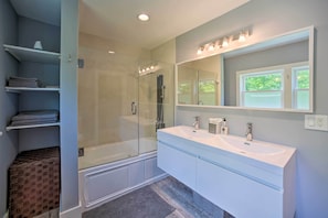 Amenidades de baño gratuitas, secadora de cabello, toallas 