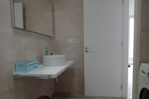 Sèche-cheveux, serviettes fournies, savon, shampoing