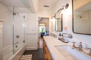 Bathroom - Sycamore park storybook house five minute walk from downtown (Mill Valley)