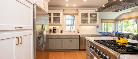 Mesas de jantar, cozinha com ilha