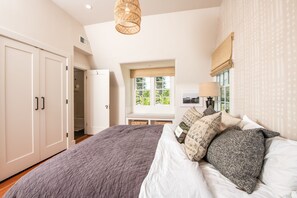 3 bedrooms, desk, WiFi