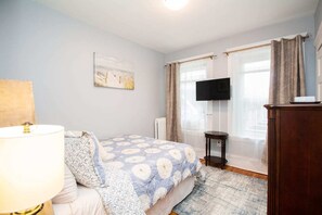 1 quarto, escrivaninha, ferros/tábuas de passar roupa, berço de viagem