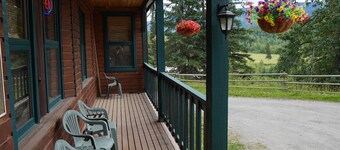 Helmcken Falls Lodge