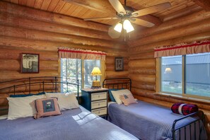 4 bedrooms, desk, travel cot, Internet - 'The InnLet' - Comfy Cabin By Conkling Marina (Worley)