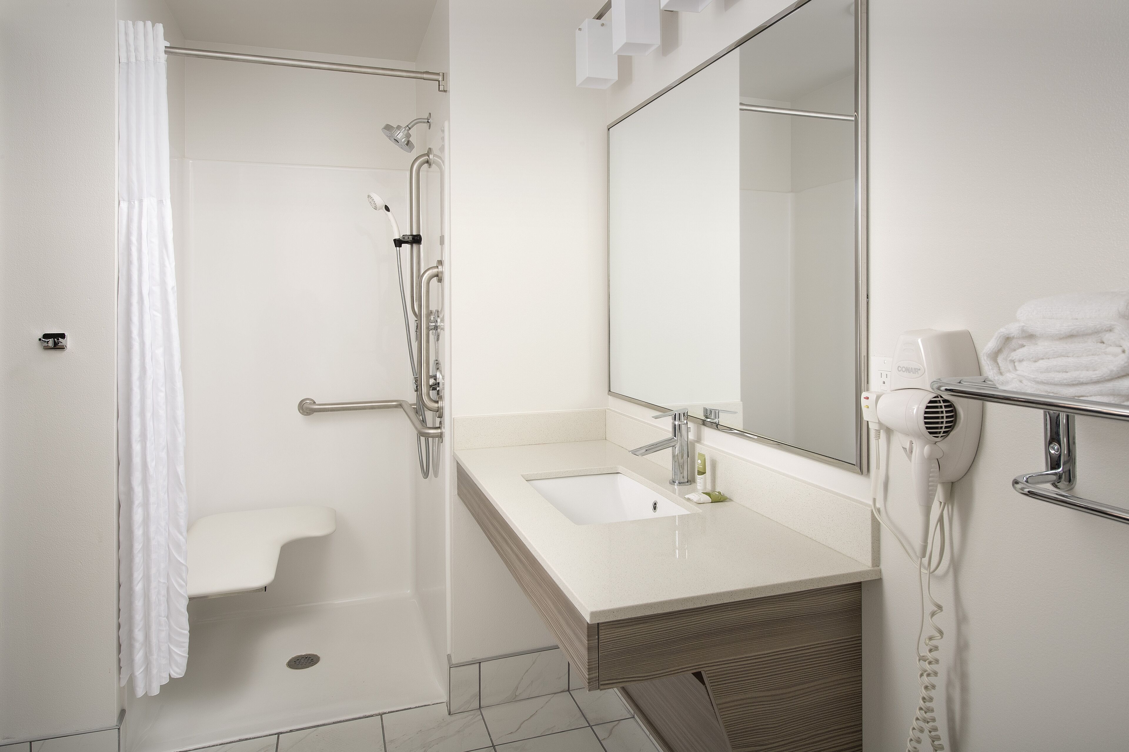 room, 1 queen bed, accessible, non smoking (roll-in shower) | bathroom | combined shower/bathtub, towels