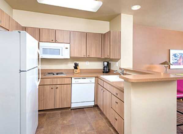 Jääkaappi, mikroaaltouuni, uuni, liesi