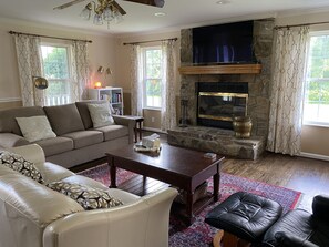 Smart TV, fireplace, books - 'The Retreat' sleeps 12– with mountain view, modern huge kitchen on 15 acres (Morrison)