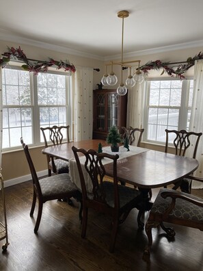 Dining - 'The Retreat' sleeps 12– with mountain view, modern huge kitchen on 15 acres (Morrison)