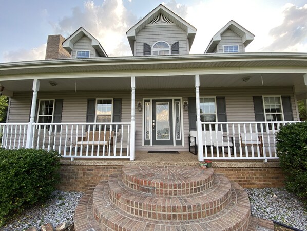 Exterior - 'The Retreat' sleeps 12– with mountain view, modern huge kitchen on 15 acres (Morrison)