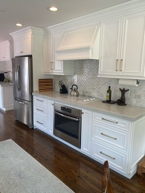 Fridge, microwave, oven, stovetop - 'The Retreat' sleeps 12– with mountain view, modern huge kitchen on 15 acres (Morrison)