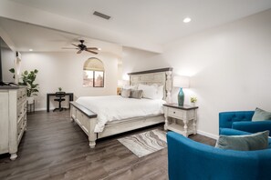 3 makuuhuonetta, työpöytä, silitysrauta/-lauta, vauvan matkasänky