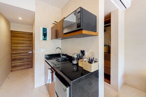 Frigobar, microondas, parrilla de estufa y cafetera y tetera 