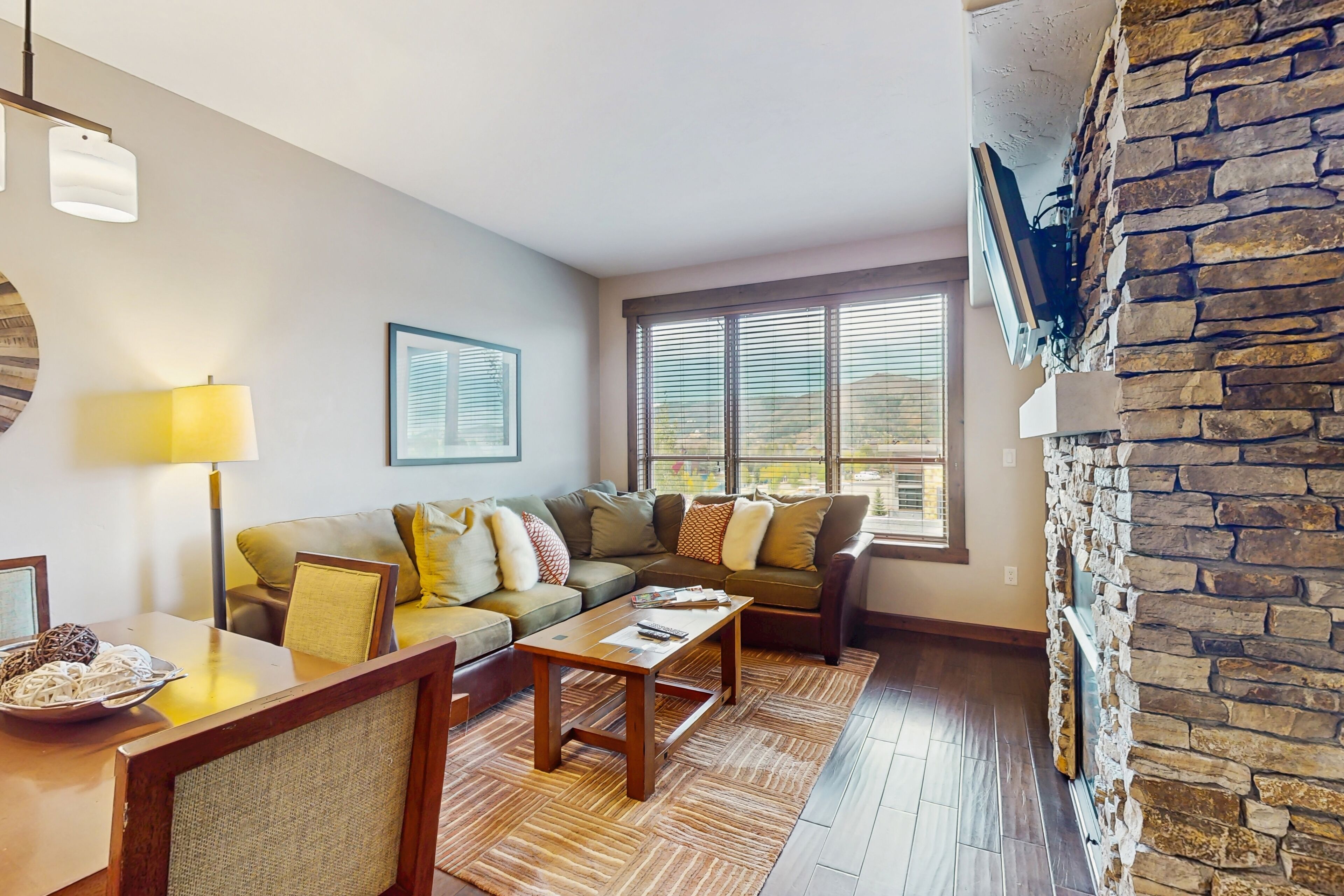 Téléviseur, foyer, table de baby-foot