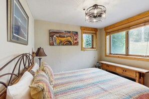 2 soverom, strykejern/-brett, internettilgang og sengetøy