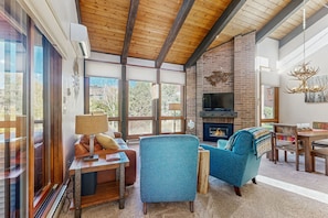 Televisión y chimenea 