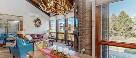 Televisión y chimenea