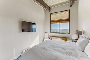 2 bedrooms, iron/ironing board, Internet, bed sheets