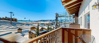 Two-Story Ski-In Condo w/Free WiFi, Gas Fireplace, Private W/D, Shared Hot Tub