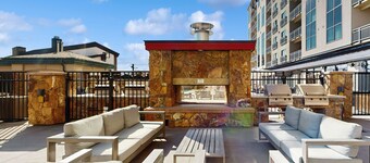 Ski-in/ski-out condo in Sheraton with pool, hot tub, mountain view & fireplace