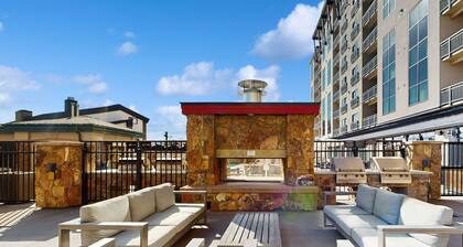 Ski-in/ski-out condo in Sheraton with pool, hot tub, mountain view & fireplace