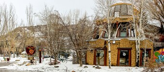 Ski-in/ski-out condo in Sheraton with pool, hot tub, mountain view & fireplace