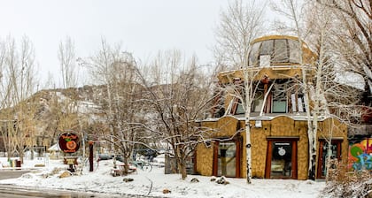 Ski-in/ski-out condo in Sheraton with pool, hot tub, mountain view & fireplace