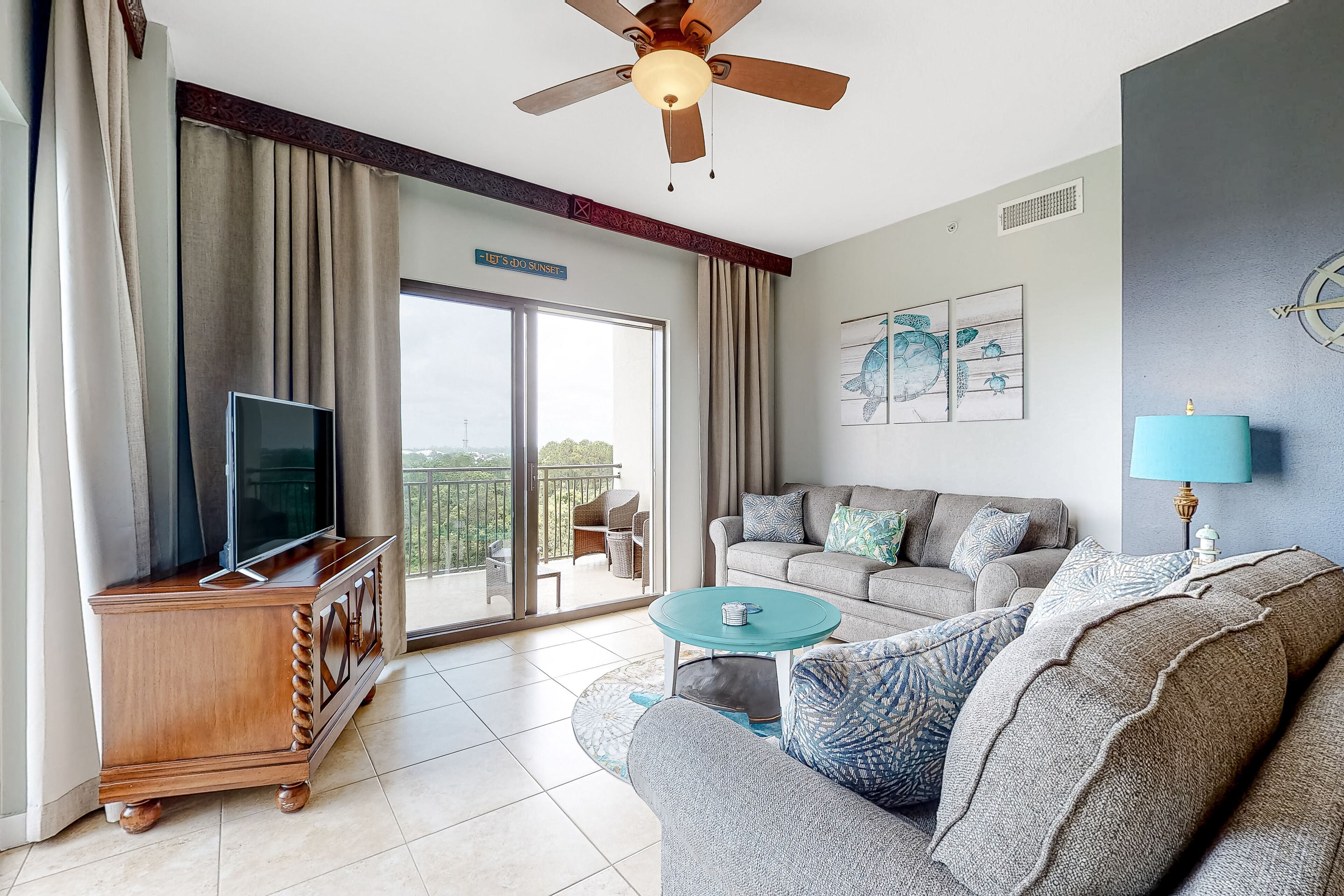 Sixth-floor condo with rooftop pool, high-speed WiFi, washer/dryer, & central AC