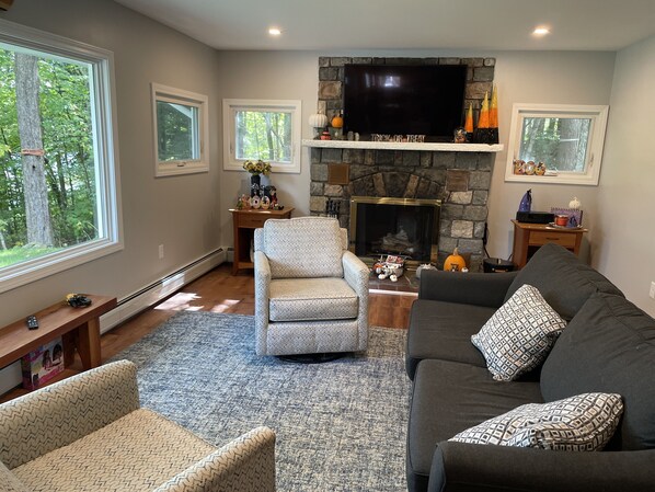 Smart-TV, Kamin, Tischfußball, Bücher