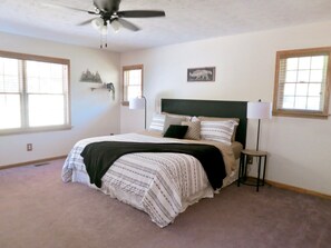 2 bedrooms, free WiFi, bed sheets - Spacious Retreat with Hot Tub, and Walking Trails (Nelsonville)