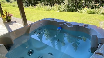 Bañera de hidromasaje al aire libre