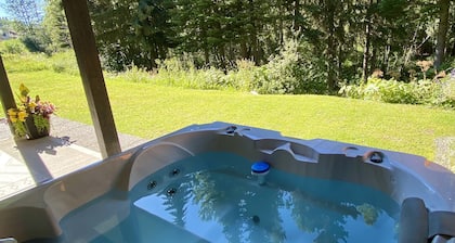 Creekside Oasis with private hot tub