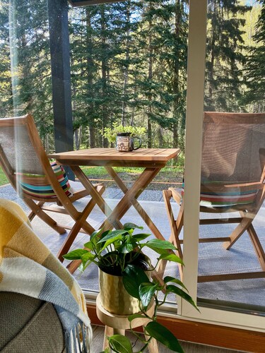 Creekside Oasis with private hot tub