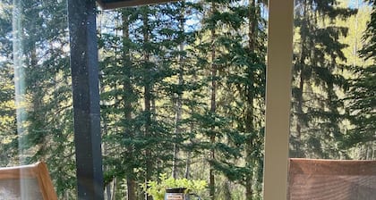 Creekside Oasis with private hot tub