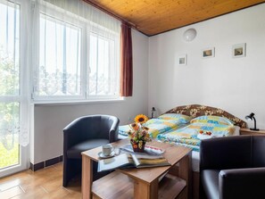 2 bedrooms, travel crib, free WiFi - Lovely apartment for 5 guests with WIFI, patio, pets allowed and panoramic view (Týnec Nad Sázavou)