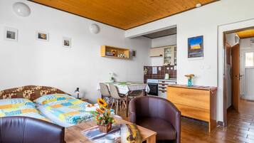 2 bedrooms, travel crib, free WiFi