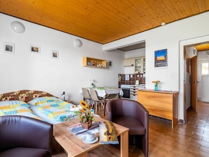 2 bedrooms, travel cot, free WiFi