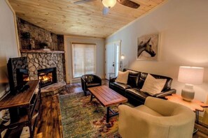Smart-TV, Kamin, Bücher