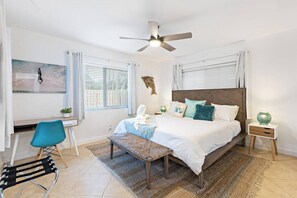 3 quartos, escrivaninha, ferros/tábuas de passar roupa, berço de viagem