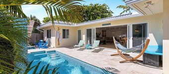 Walking distance to the beach 3Br house with pool