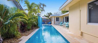 Walking distance to the beach 3Br house with pool