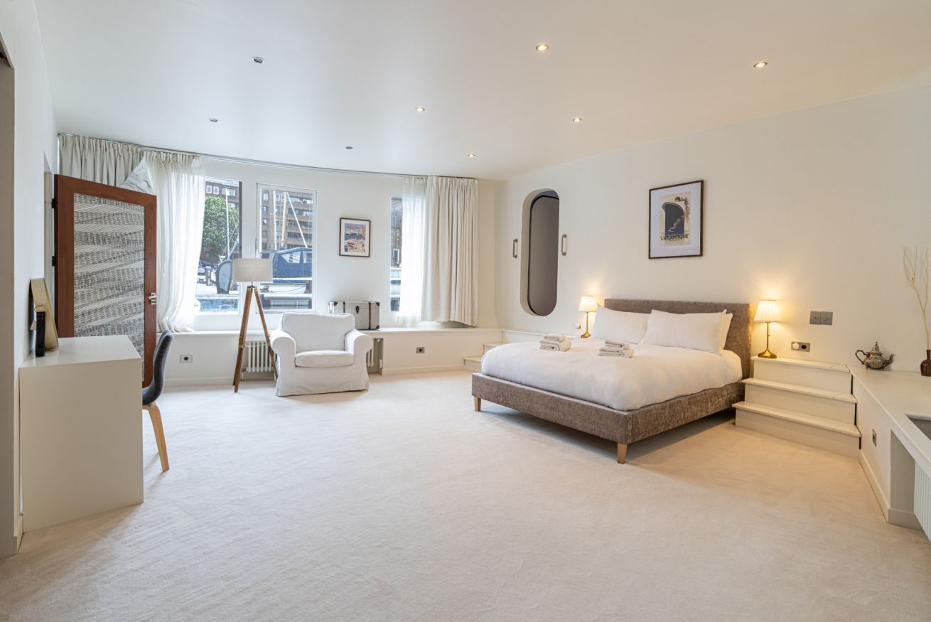 5 bedrooms, iron/ironing board, WiFi, bed sheets