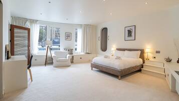 5 bedrooms, iron/ironing board, WiFi, bed sheets