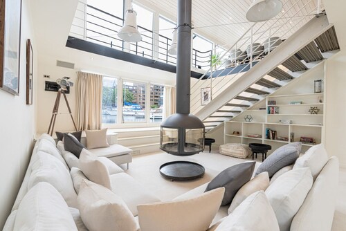 Elegant houseboat with sauna amenities