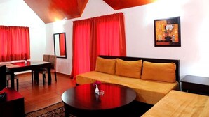 Ein modernes Wohnzimmer mit Sofa, Couchtisch und Essbereich.