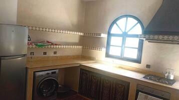 Fridge, oven, stovetop, cookware/dishes/utensils