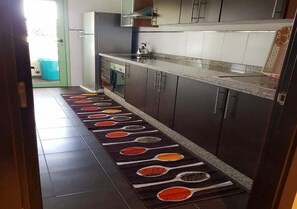 Kühlschrank, Ofen, Herdplatte, Kochgeschirr/Geschirr/Besteck