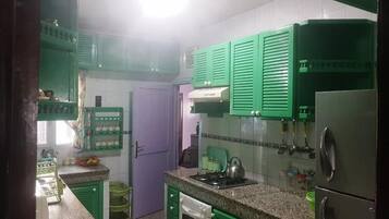 KĂŒhlschrank, Mikrowelle, Ofen, Herdplatte