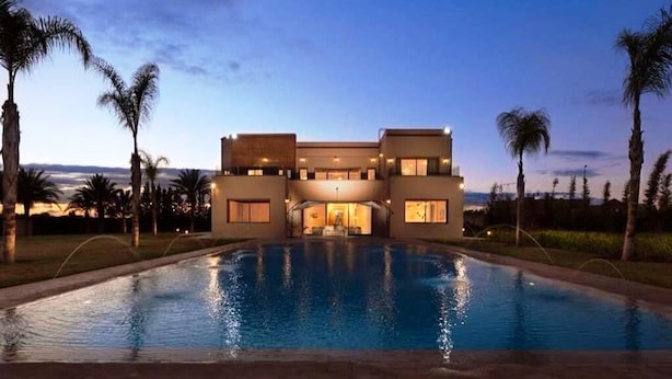 A modern hotel with a swimming pool, multiple floors, and a view of the surrounding landscape. - Luxury villa in Marrakech 4613 (Marrakech)