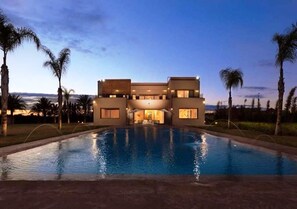 A modern hotel with a swimming pool, multiple floors, and a view of the surrounding landscape. - Luxury villa in Marrakech 4613 (Marrakech)